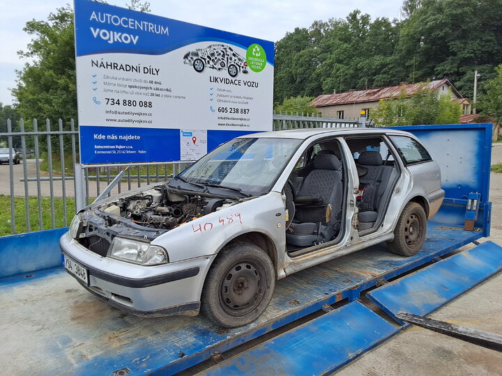 Nekompletní auto s odtahem